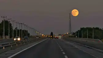 Bitlis karayolunda geceyi aydınlatan dolunay manzarası