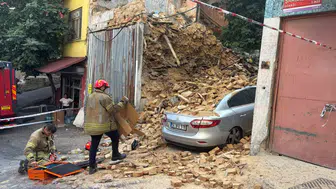 Beyoğlu’nda boş bina çöktü araçlar zarar gördü