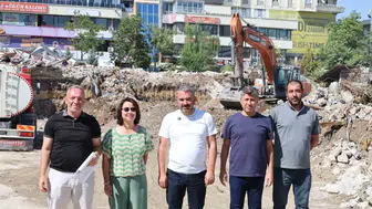Pursaklar eski belediye binasını yıkıp yerine meydan yapıyor