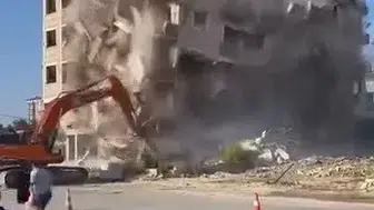 Antakya'da ağır hasarlı 6 katlı bina saniyeler içinde yıkıldı