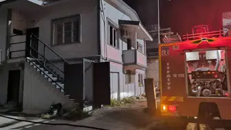 İskenderun’da bir iş yerinin deposu alevlere teslim oldu