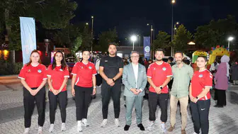 Hacılar meydanında çocuk şenliği