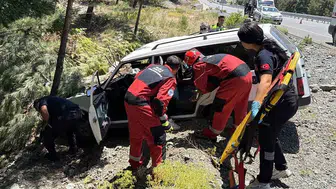 Muğla yolunda kontrolden çıkan araç ağaca çarptı