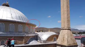 Bayburt’ta çatıya mahsur kalan yavru leylek için seferberlik