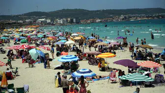 Çeşme hafta sonu 50 bin kişilik nüfusuyla yarım milyona ev sahipliği yapıyor