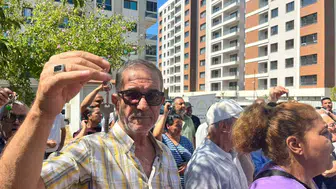 İzmir’de kentsel dönüşüm mağdurları anahtarlarını teslim alamıyor