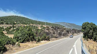 Eğirdir Gölü kıyısında iki noktada aynı anda yangın çıktı