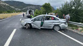 Kastamonu yolunda otomobil bariyerlere girdi 5 yaralı