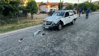 Bilecik Gölpazarı yolunda otomobil kamyonete arkadan çarptı