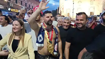 Erkan Taş altın kemerle hamam yolunda
