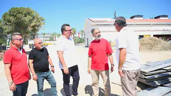 Kuşadası sahada projeleri denetleyip esnafın nabzını tuttu