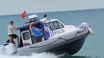 Samsun'da dalgalara kapılan yüzücü deniz polisi tarafından kurtarıldı