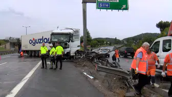 Pendik TEM Otoyolu'nda yağış nedeniyle kayan TIR trafiği kilitledi
