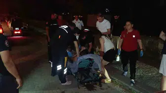 Antalya’da yürürken mazgala ayağı sıkışan genç kadın hastanelik oldu