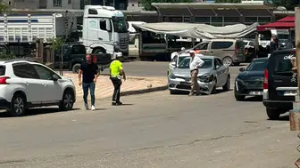 Kurtalan trafiğinde sabah saatlerinde maddi hasarlı kaza