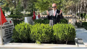 Zekai Aksakallı şehit Ömer Halisdemir'in mezarı başında konuştu