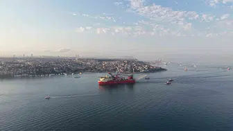 Boğaz trafiği dev bir gemi için durduruldu