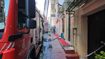 İstiklal Caddesi'ndeki restorandan dumanlar yükseliyor