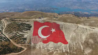 Kahramanmaraş’ta dev Türk bayrağı kış şartlarının ardından yenilendi
