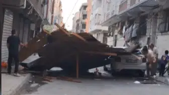 Esenler'de fırtına dehşeti Çocuklar uçan çatının altında kalmaktan kurtuldu
