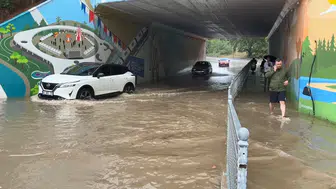 İzmit'te sağanak yağış trafiği kilitledi