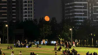 İstanbul semalarında geceye renk katan kızıl dolunay manzarası