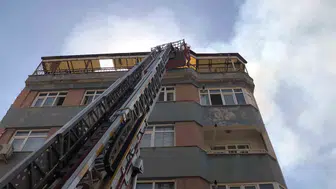 Elazığ’da bir apartmanın çatısı alevlere teslim oldu
