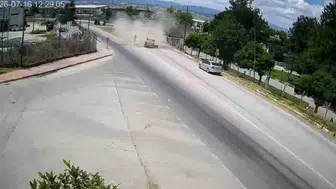Erbaa'da direksiyon hakimiyetini kaybeden sürücü direğe çarptı