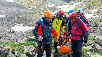 Rize Verçenik'te mahsur kalan dağcıyı 4 saatlik zorlu operasyon kurtardı
