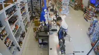 Alanya'da dehşet anları Gaspçı marketi soyup çocuğu olan aracı kaçırdı