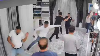 Esenyurt'ta dükkana sığınan adama dehşeti yaşattılar