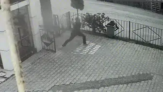 Kütahya'da silahlı saldırıya uğrayan işletmeci saldırganı taş yağmuruna tuttu