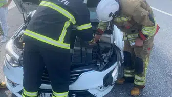 Hatay’da kontrolden çıkan araç bariyerlere çarptı