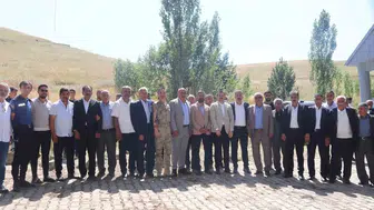 Ağrı'da aileler arasındaki küslük yemek masasında bitti