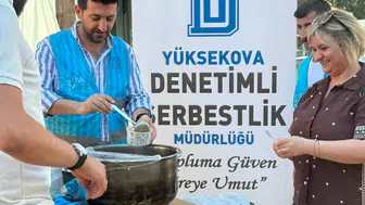 Yüksekova sokaklarında aşure bereketi yaşandı