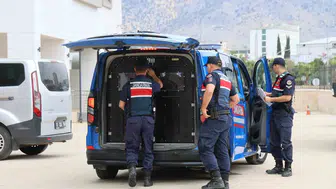 Kozan’da 40 yıla yaklaşan hapis cezası olan iki firari yakalandı