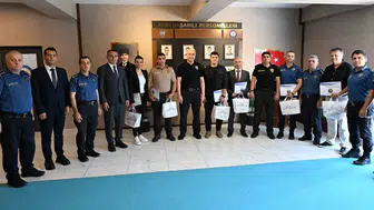 Düzce emniyetinde başarılı polislere ödül töreni