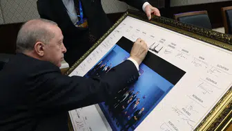 Erdoğan NATO liderlerinin imzaladığı özel tabloya son imzayı attı