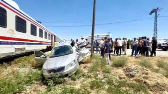 Muş'ta hemzemin geçit faciası Tren otomobile çarptı