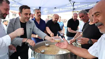 Başiskele Belediye Başkanı pazarda vatandaşla aşure sofrasında buluştu