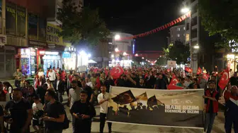 Vanlılar 15 Temmuz şehitlerini meşaleli yürüyüşle andı