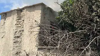 Mersin'de terk edilmiş ev alevlere teslim oldu