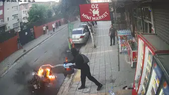 Küçükçekmece'de yanan motosiklete mahalleli seferber oldu