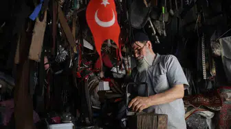 Sivaslı usta 60 yıllık deri sanatını dünyaya taşıyor