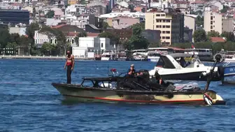 Balat kıyısında yanan tekneden baba ve oğlu son anda kurtuldu