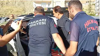 Hakkari yolunda araç çarpıştı sürücü sıkıştı