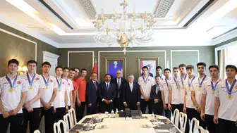 Genç voleybolcular dünya şampiyonluğundan sonra Bakan ile buluştu