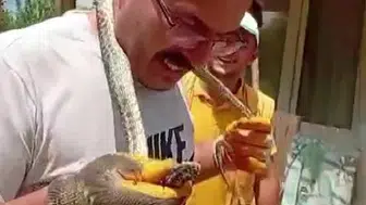 Amasya'da evine giren yılanı boynuna dolayıp doğaya bıraktı