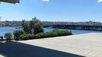 Haliçte tur teknesi köprüye çarptı bir kişi denize düştü