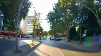 Ataşehir'de kırmızı ışıkta geçen motosikletli kaza yaptı